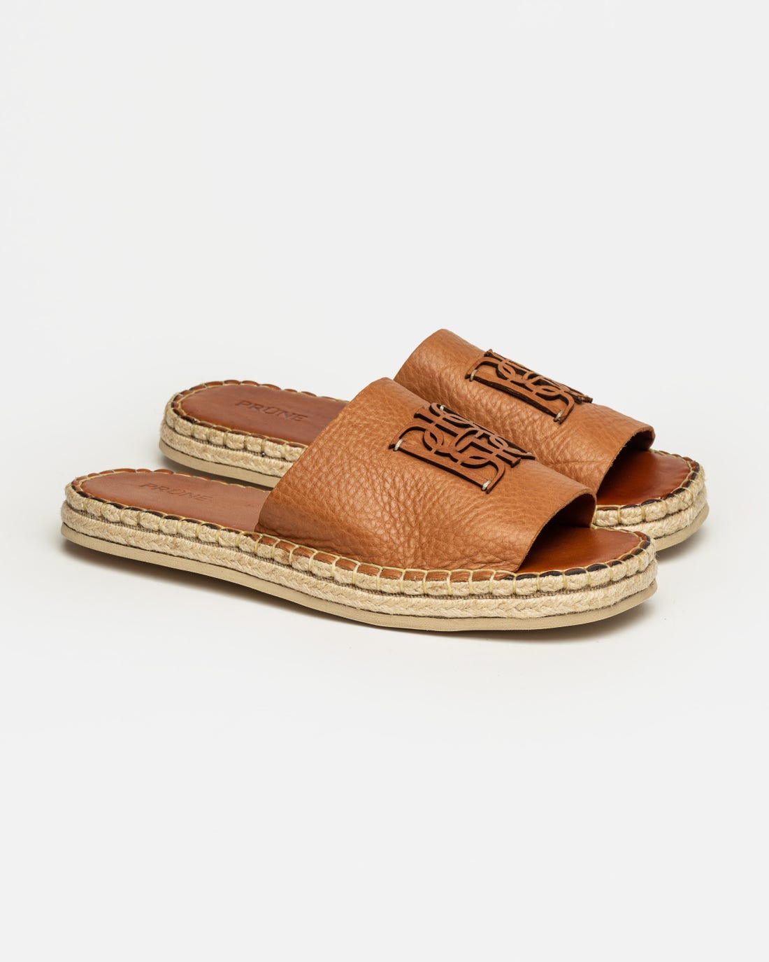Sandalia media Monogram en cuero graneado