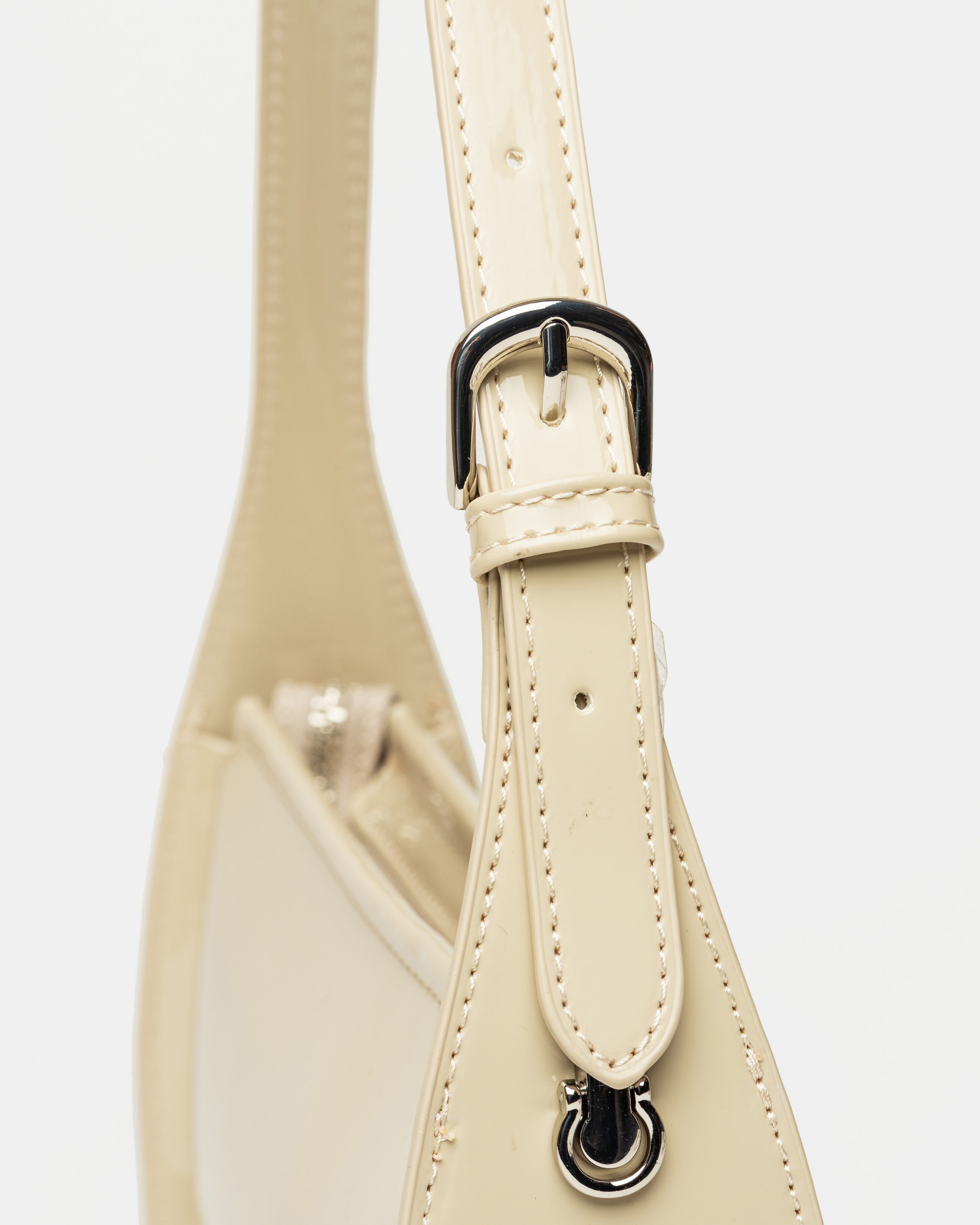 Cartera al hombro Leaf en efecto cuero charol