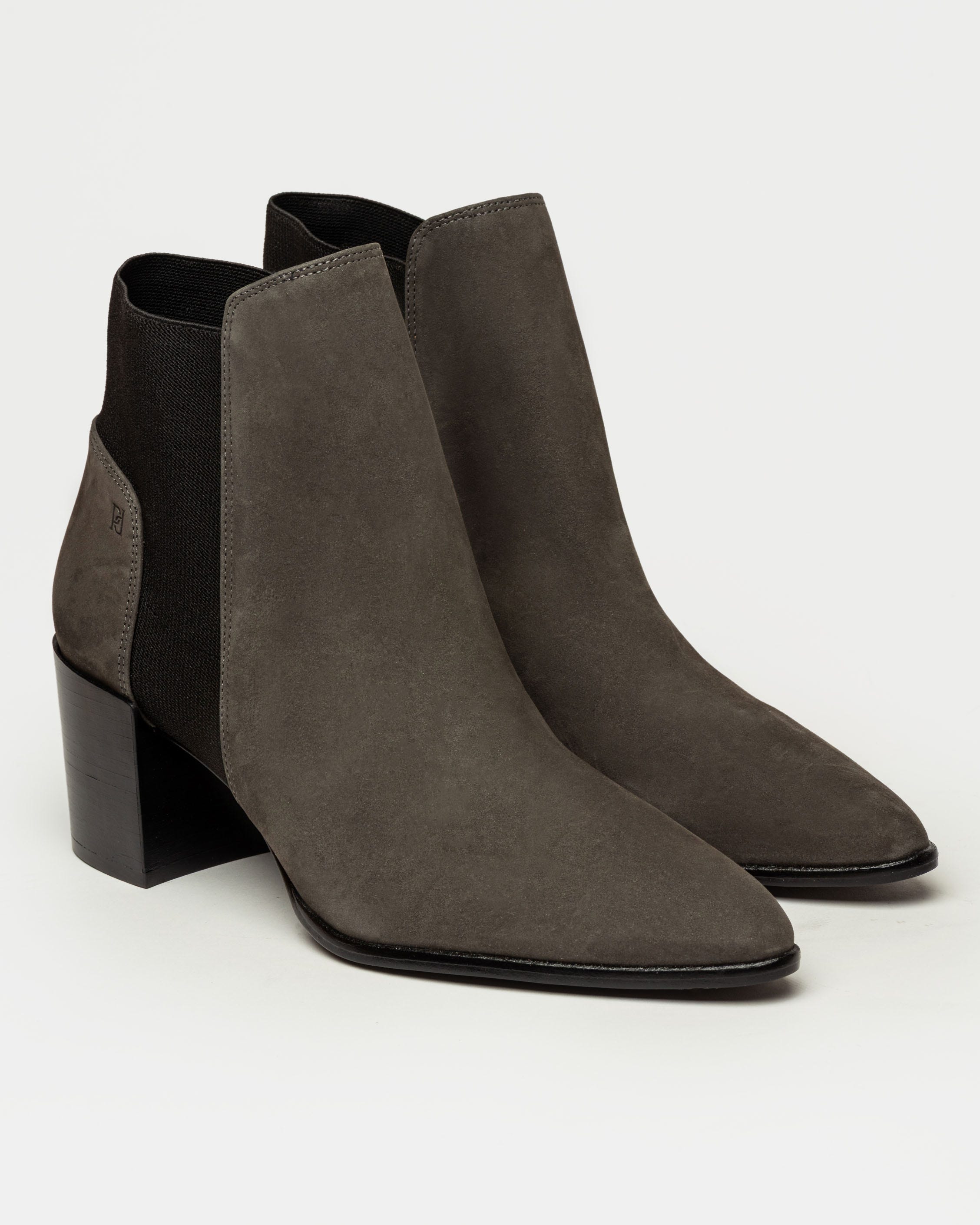 Bota caña baja June en cuero nobuk