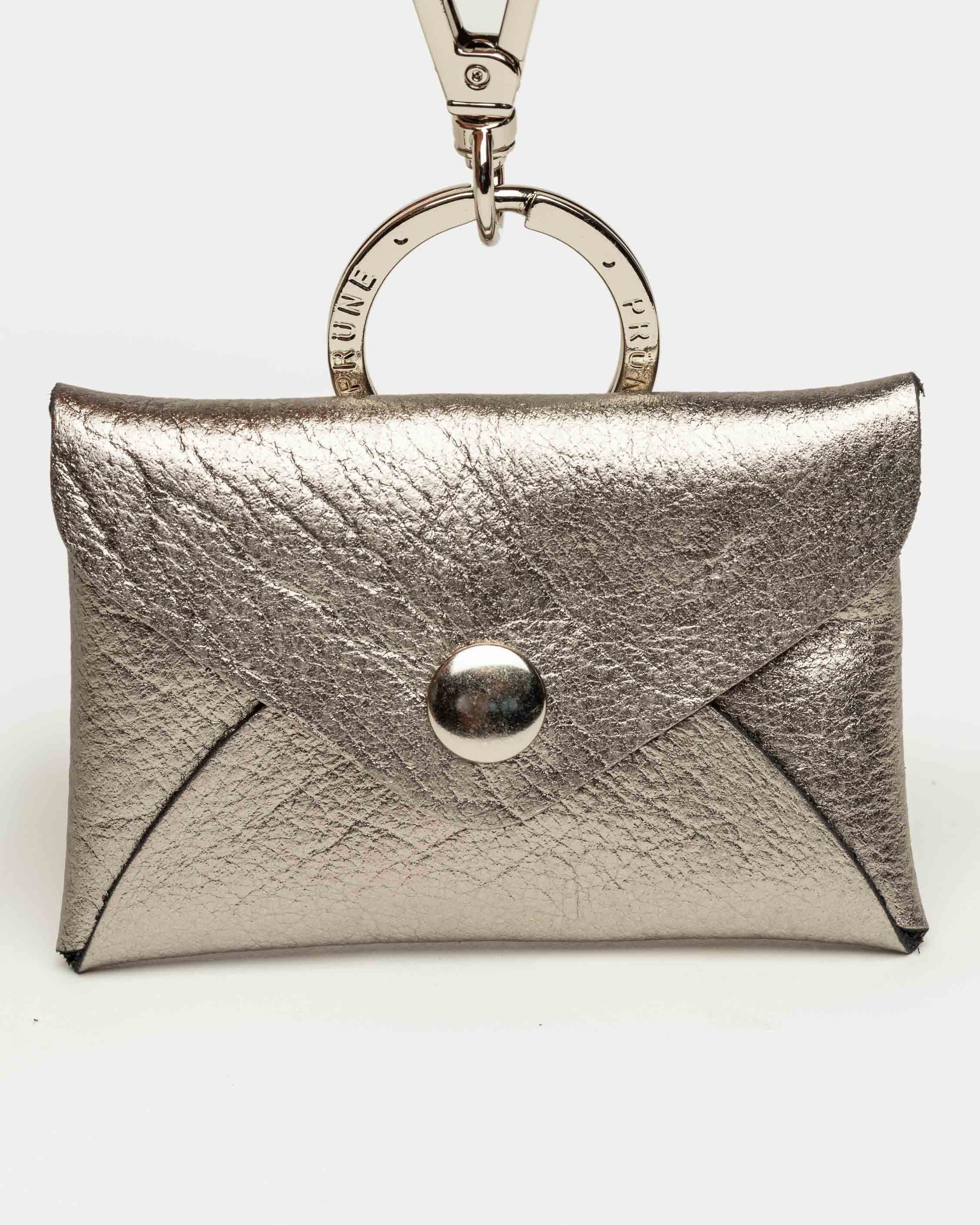 Llavero Charm Mila en cuero graneado metalizado
