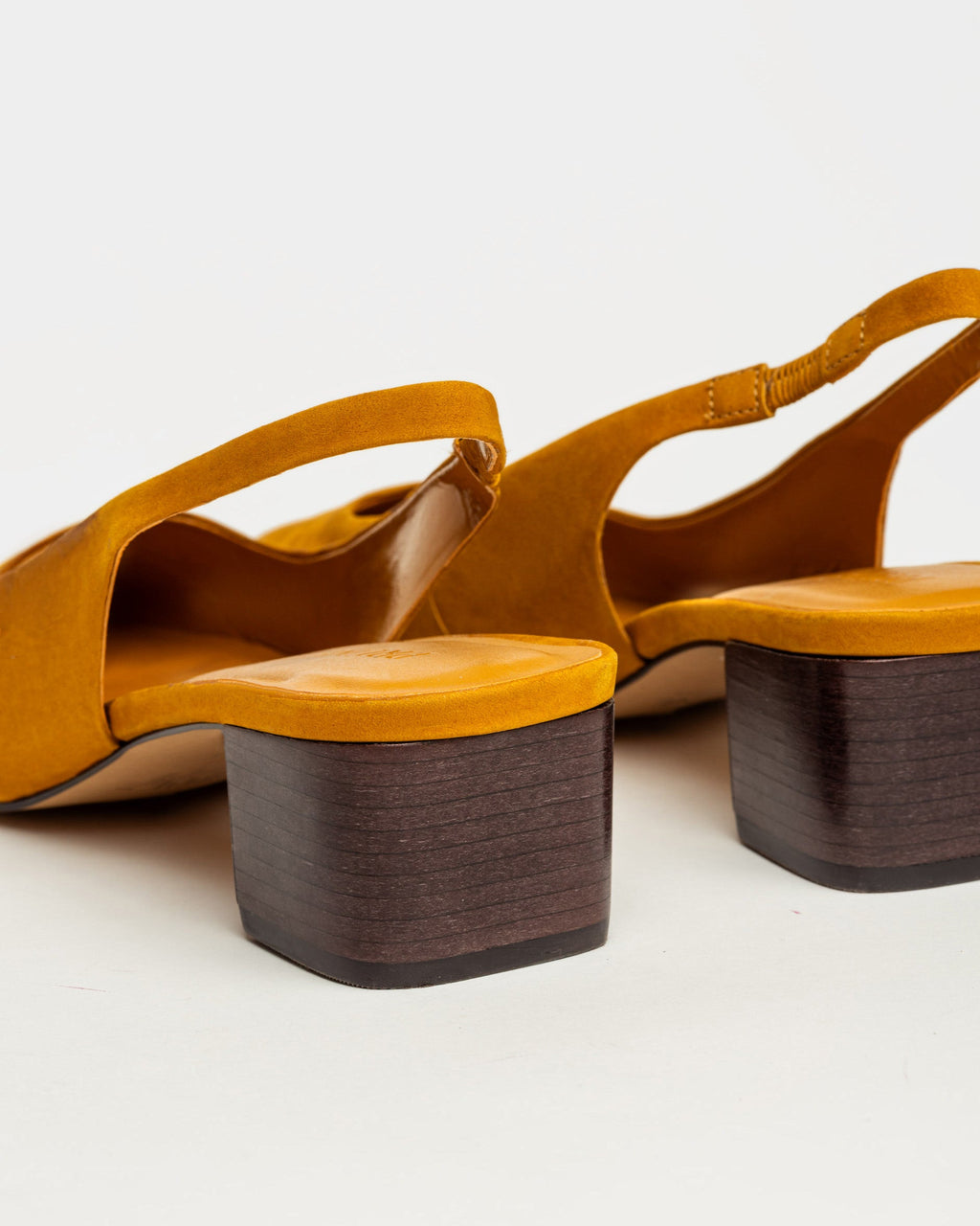 Stiletto Marga en cuero nobuk