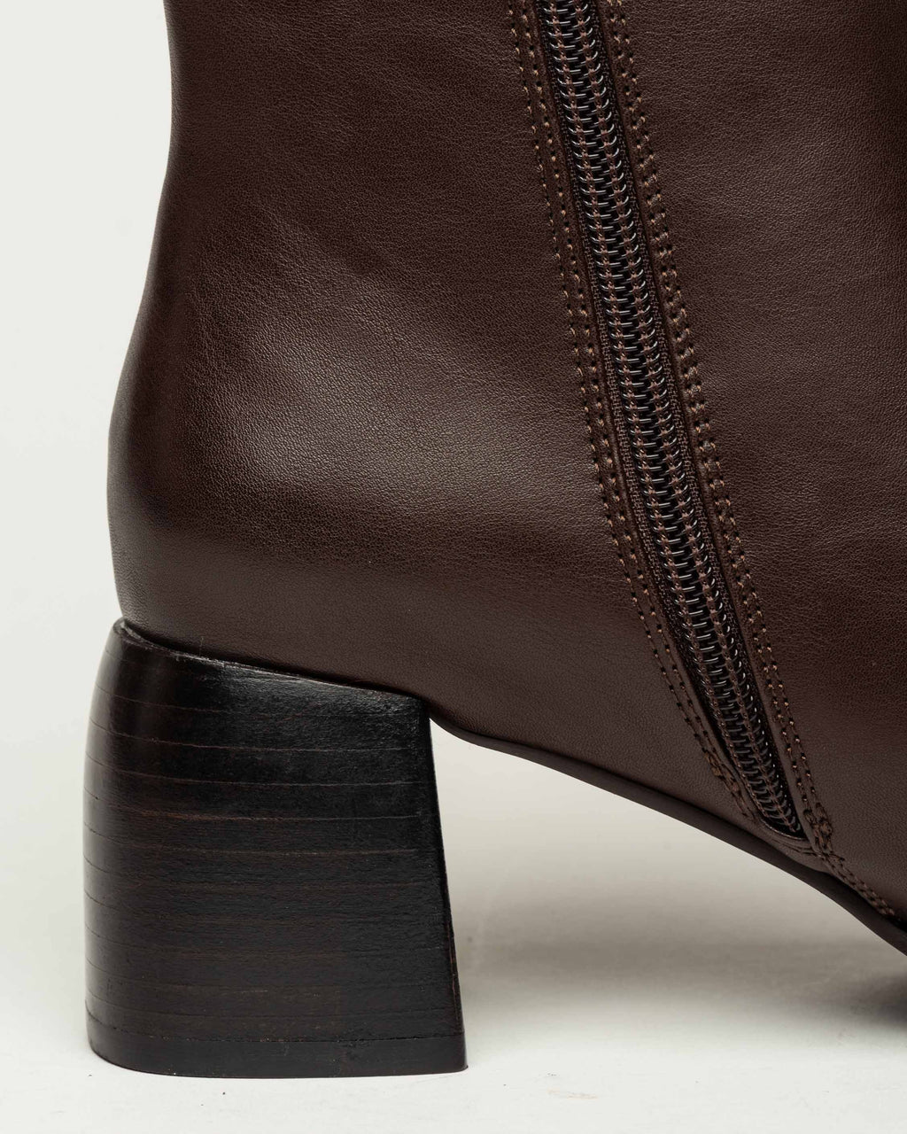 Bota caña media Lucien en efecto cuero