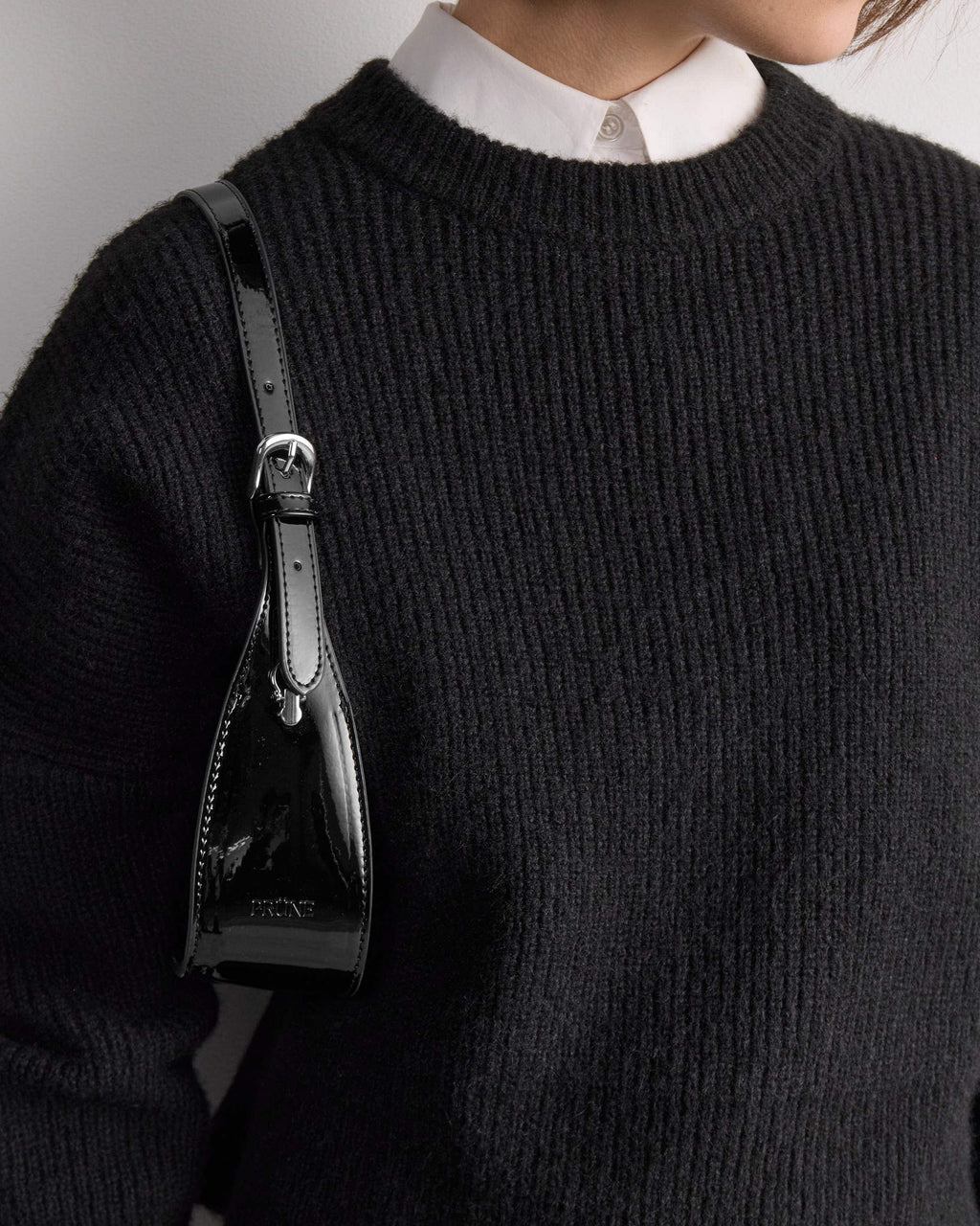 Cartera al hombro Leaf en efecto cuero charol