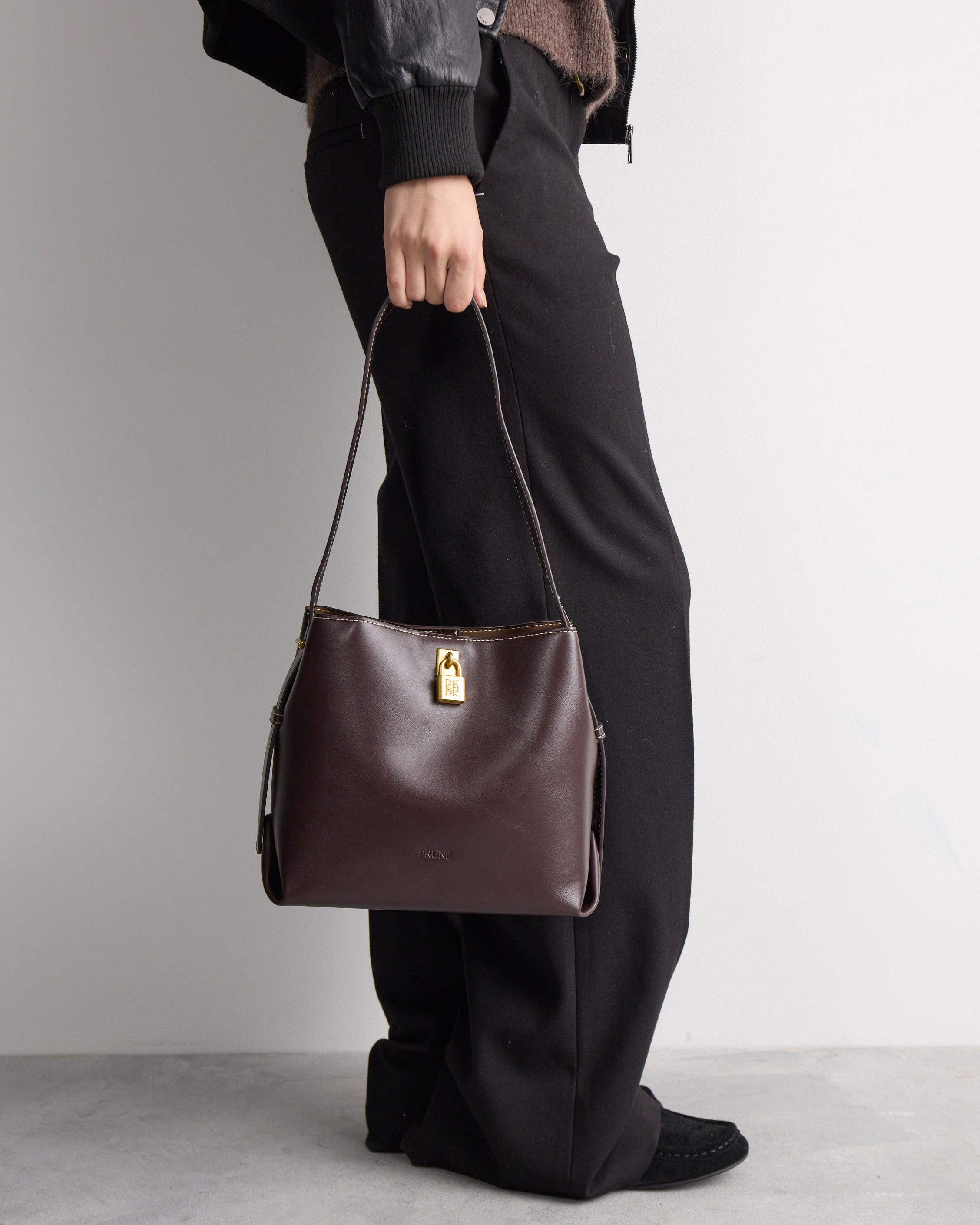 Cartera al hombro The Lock en efecto cuero liso