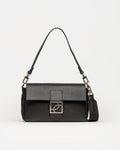 Cartera al hombro Signature en cuero graneado