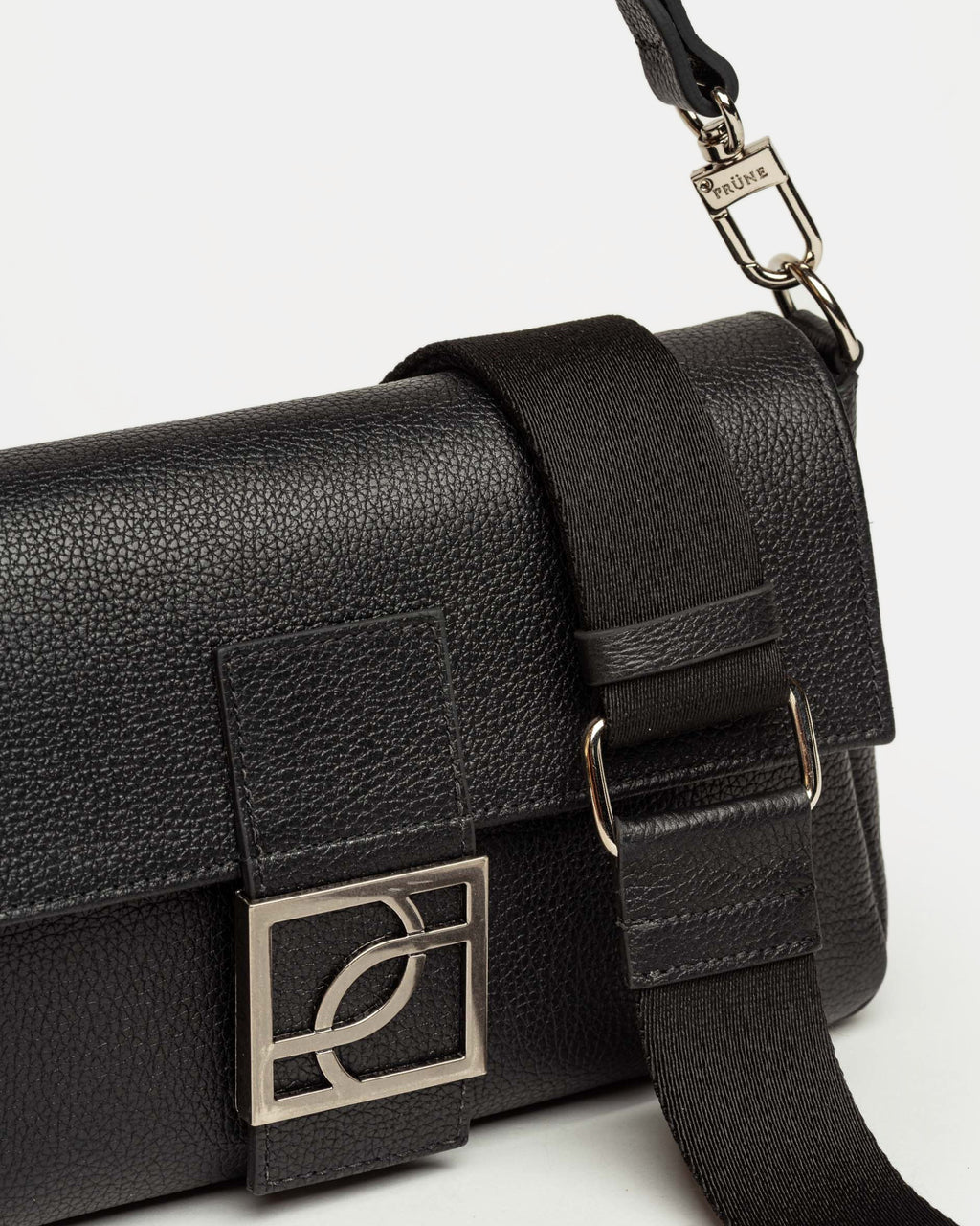 Cartera al hombro Signature en cuero graneado