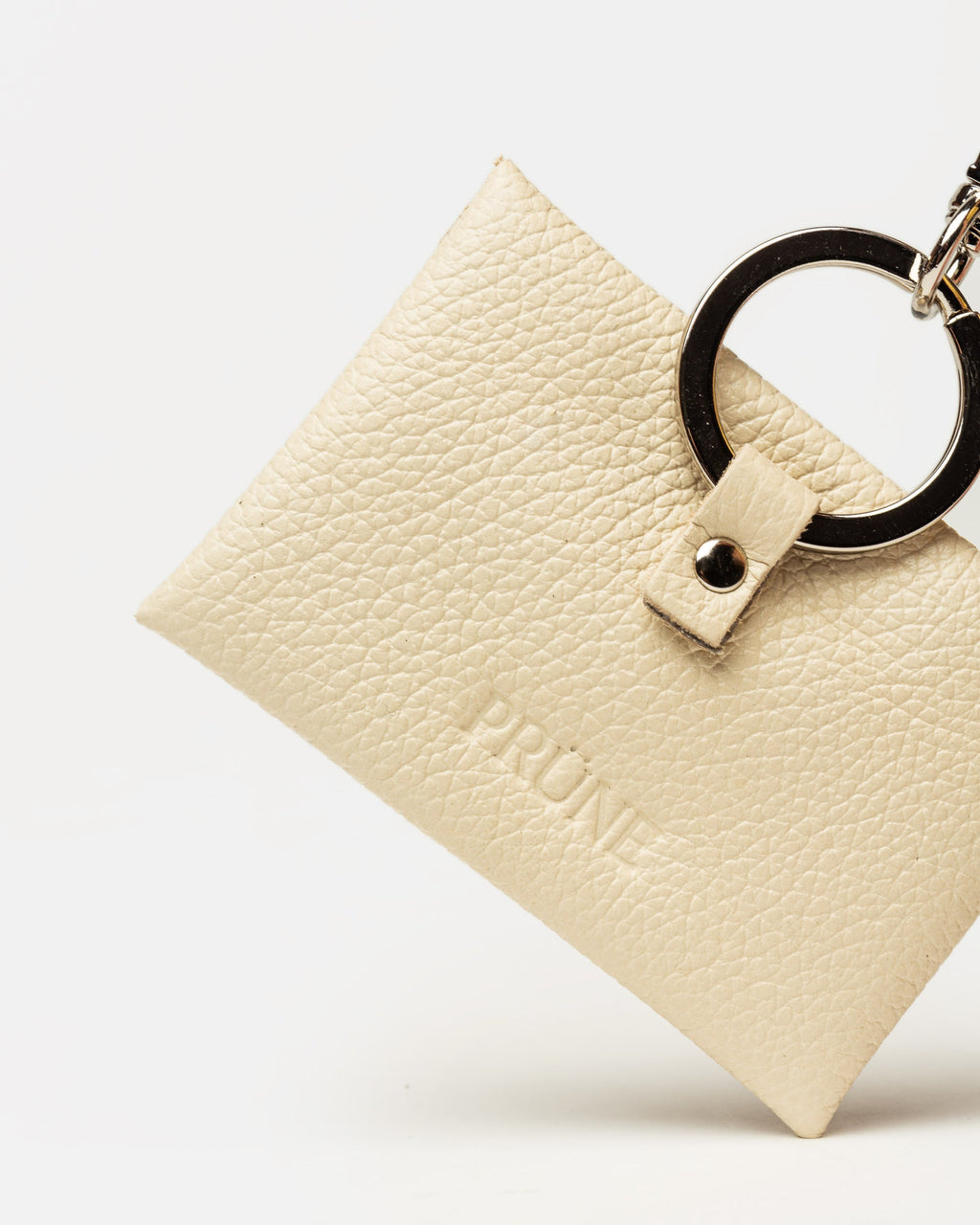 Llavero Charm Mila en cuero graneado