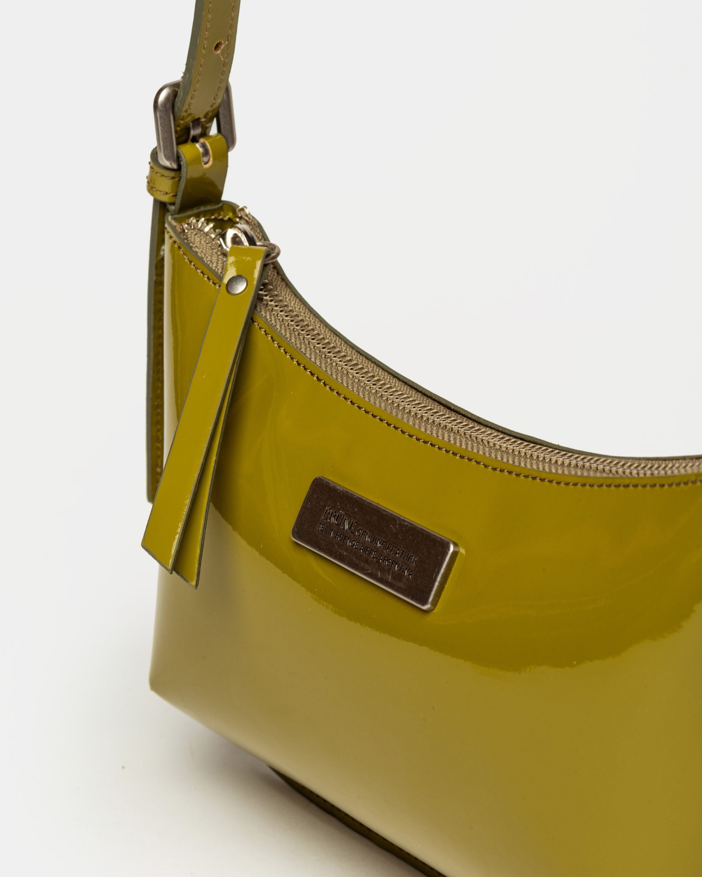 Cartera al hombro Mia en cuero charol