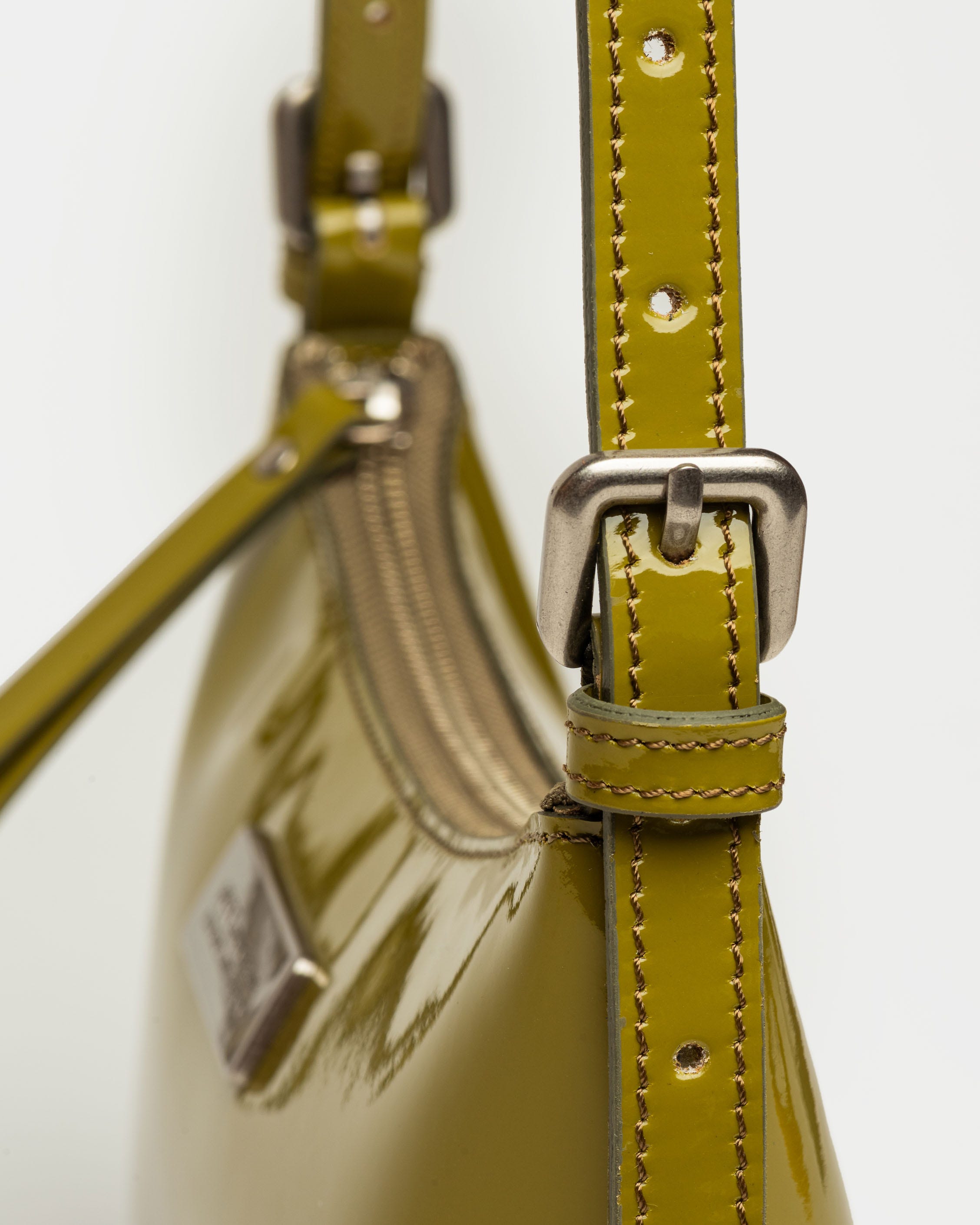 Cartera al hombro Mia en cuero charol
