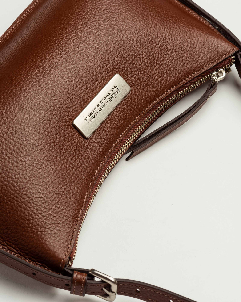Cartera al hombro Mia en cuero graneado
