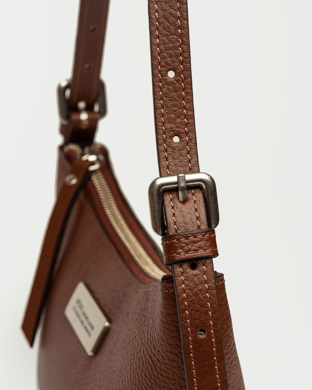 Cartera al hombro Mia en cuero graneado